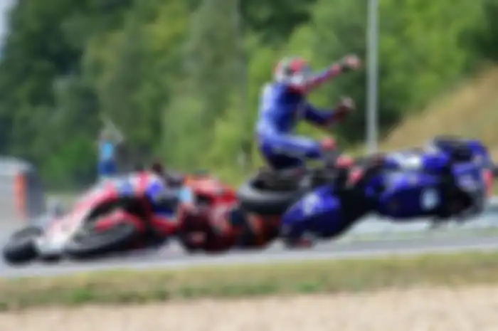 Stefan Bradl, Maverick Vinales, dan Bradley Smith crash di lap pertama MotoGP Ceko.