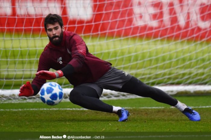 Penjaga gawang Liverpool, Alisson Becker, dalam sesi latihan jelang laga Liga Champions kontra Crvena Zvezda.