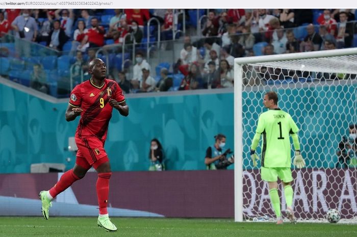 Striker timnas Belgia, Romelu Lukaku, melakukan selebrasi usai menjebol gawang Russia dalam partai Euro 2020.