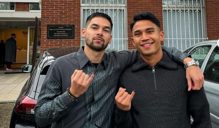 Pemain timnas Indonesia Sandy Walsh dan Marselino Ferdinan saat foto bersama seusai menyalurkan hak suara pada Pemilu 2024 di Belgia.