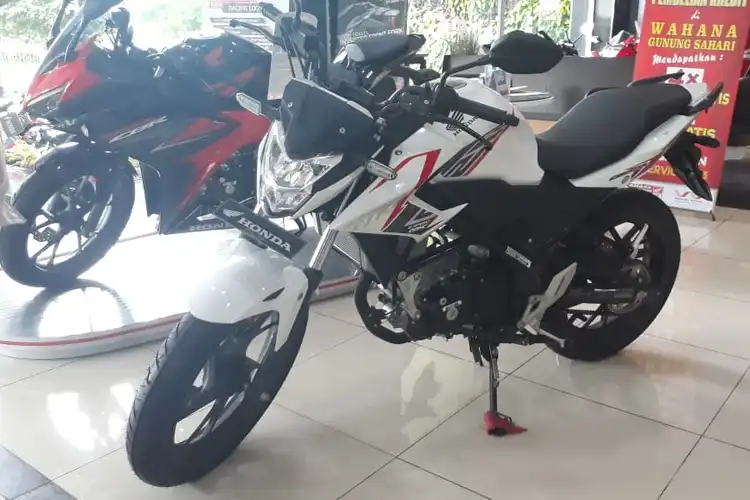 Benarkah Mesin Motor CBR150R Sama dengan CB150R Streetfire? Beda Partnya Banyak