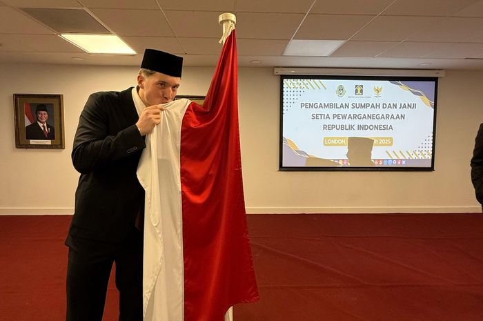 Ole Romeny resmi menjadi WNI setelah dilakukan pengambilan sumpah di London, Inggris pada Sabtu (8/2/2025).
