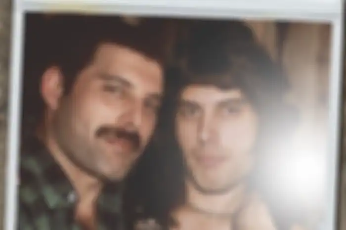 Editan foto Freddie Mercury saat muda dan dewasa