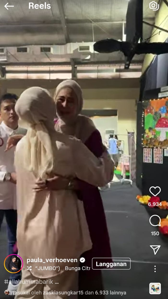 Paula Verhoeven nangis di pelukan Tya Ariestya saat hadiri acara pentas sekolah anak.