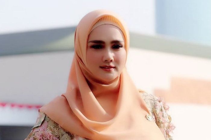 Menjabat Anggota DPR Bergaji Rp 66 Juta per Bulan, Mulan Jameela Sesumbar Naik Mobil Mewah Senilai Rp 2 M Hanya untuk Ikut Kajian