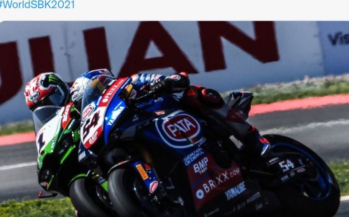 Duel pembalap WSBK, Jonathan Rea (Kawasaki) dan Toprak Razgatlioglu (Pata Yamaha) pada WSBK Argentina 2021, Minggu (17/10/2021)