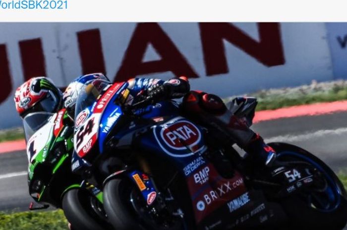 Duel pembalap WSBK, Jonathan Rea (Kawasaki) dan Toprak Razgatlioglu (Pata Yamaha) pada WSBK Argentina 2021, Minggu (17/10/2021)