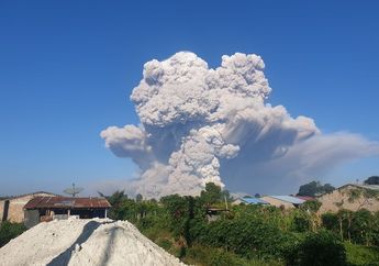 Siaga Level III, Gunung Sinabung Kembali Mengeluarkan Erupsi Beruntun dengan Tinggi Kolom Mencapai 5.000 Meter