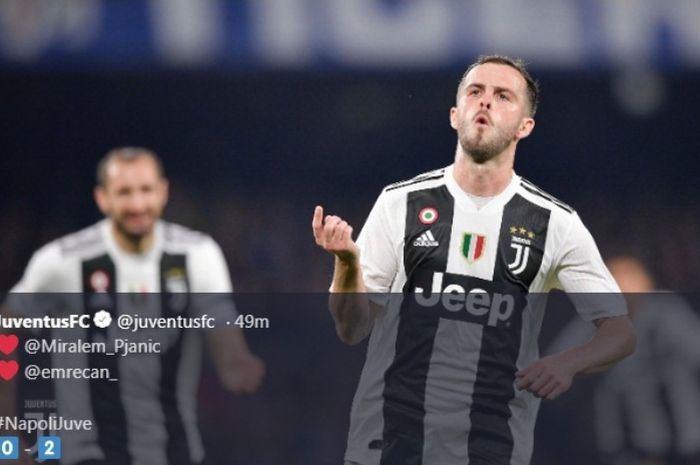 Gelandang Juventus, Miralem Pjanic, melakukan selebrasi seusai menjebol gawang Napoli dalam partai di Stadion San Paolo, Minggu (3/3/2019)