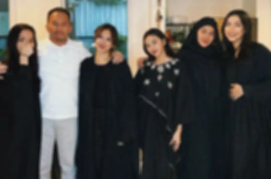 Faisal Harris rayakan Idul Fitri bersama Sarita Abdul Mukti dan anak-anaknya.