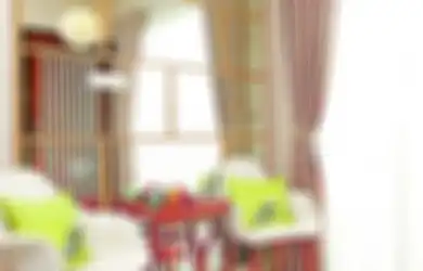 Makeover Foyer di Rumah Mungil dengan Panel Berlapis Kaca, Bikin Sendiri Yuk!