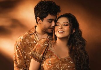 Tebak Gender Calon Anak yang Dikandungnya, Siti Badriah Tampil Bak Malaikat dalam Balutan Dress Putih Megah!