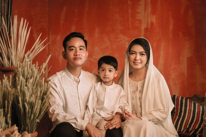 Keluarga Selvi Ananda, Gibran Rakabuming Raka serta sang anak, Jan Ethes saat foto bersama