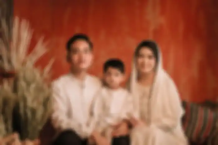 Keluarga Selvi Ananda, Gibran Rakabuming Raka serta sang anak, Jan Ethes saat foto bersama