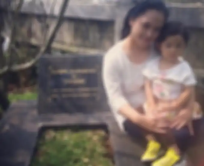 Hanna Kasino mengajak putrinya mengunjungi makam Kasino