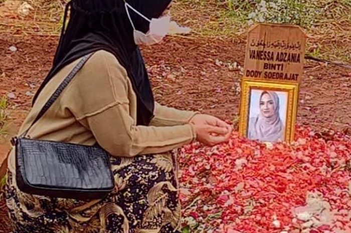 Foto makam Vanessa Angel bak kapal pecah bikin geram netizen di media sosial.