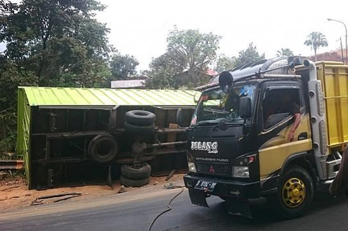 Sudah 10 truk nyungsep di tikungan ini di bulan Agustus