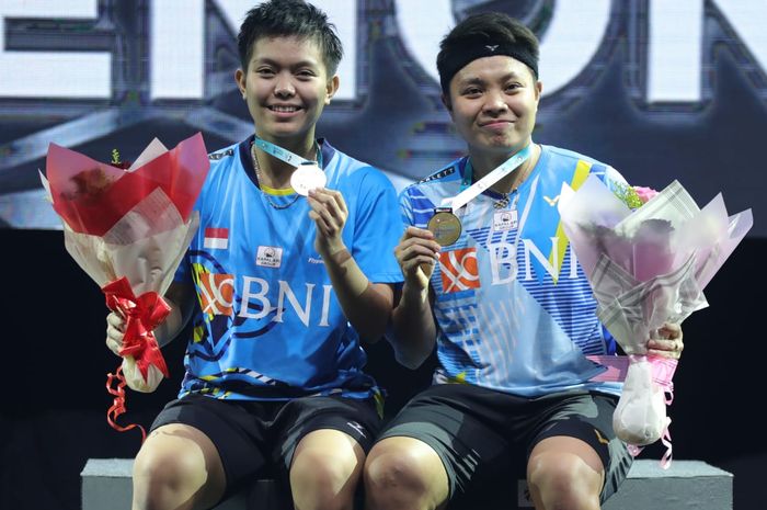 Pasangan ganda putri Indonesia, Apriyani Rahayu/Siti Fadia Silva Ramadhanti, berpose setelah menjuarai Malaysia Open 2022 di Axiata Arena, Kuala Lumpur, Minggu (3/7/2022).