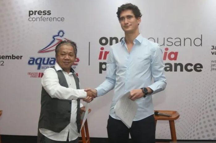 Direktur Utama Big Brother Indonesia Ivan Karen Andrian (kiri) dan Direktur Union Internationale Motonautique (UIM) Raimondo Di SanGermano (kanan) saat menandatangi MoU pelaksanaan Kejuaraan Dunia Aquabike 2022 seri Indonesia di Purwakarta, Jawa Barat, Senin (5/12/2022)