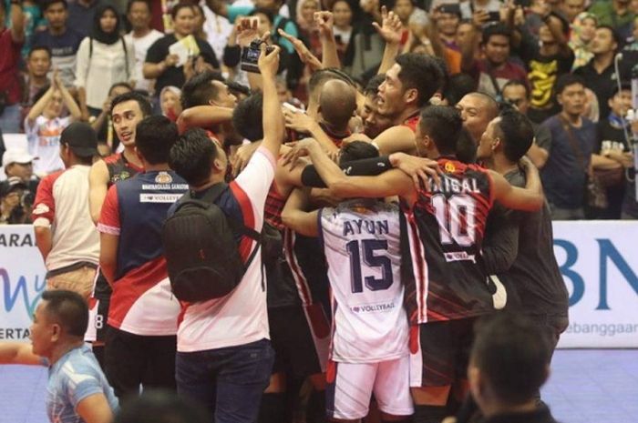 Pemain Surabaya Bhayangkara Samator saling berpelukan setelah memenangkan laga Grand Final Proliga 2019, Minggu (24/2/2019)