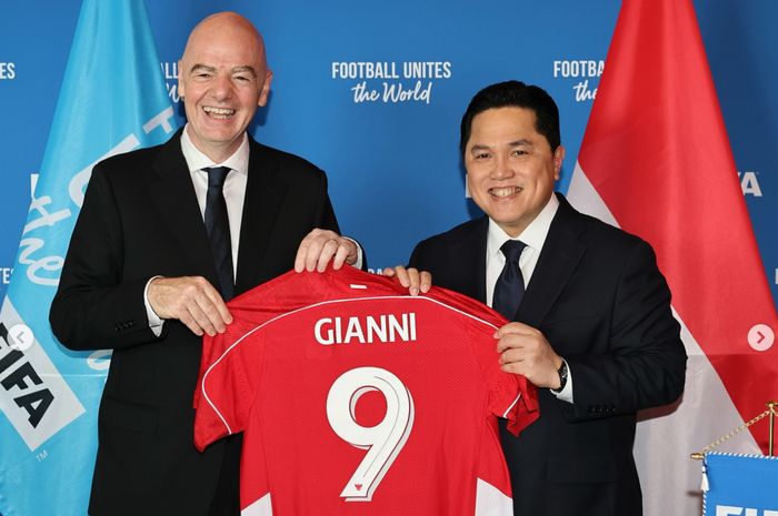 Presiden FIFA Gianni Infantino (kiri) memuji Indonesia setelah bertemu dengan Ketua Umum PSSI Erick Thohir.