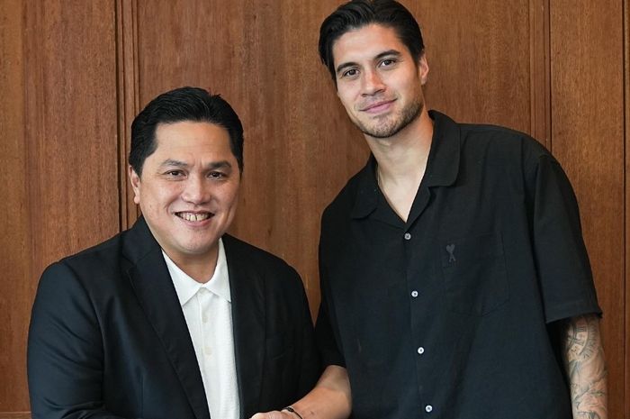 Ketua umum PSSI, Erick Thohir (kiri), tengah berjabat tangan dengan calon bek Timnas Indonesia, Kevin Diks (kanan).