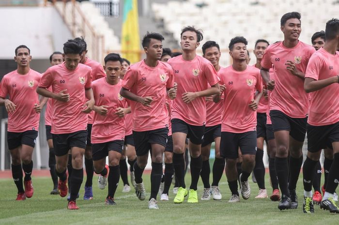 Para pemain mengikuti pemusatan latihan timnas U-19 Indonesia di Stadion Wibawa Mukti, Bekasi, pada 13 Januari 2020.