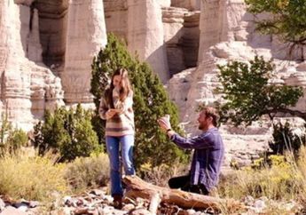 Lily Collins Pamerkan Cincin Berlian Unik Setelah Dilamar Kekasihnya di Tebing: Aku Telah Menunggu Seumur Hidupku Untukmu..