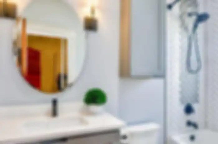 Cara membersihkan cermin kamar mandi yang kotor.