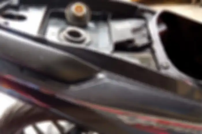 Tangki motor Honda Vario 125 mendadak rembes bensin, ternyata karet seal penutup tangki sudah getas atau rusak.