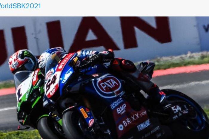 Duel pembalap WSBK, Jonathan Rea (Kawasaki) dan Toprak Razgatlioglu (Pata Yamaha) pada WSBK Argentina 2021, Minggu (17/10/2021)