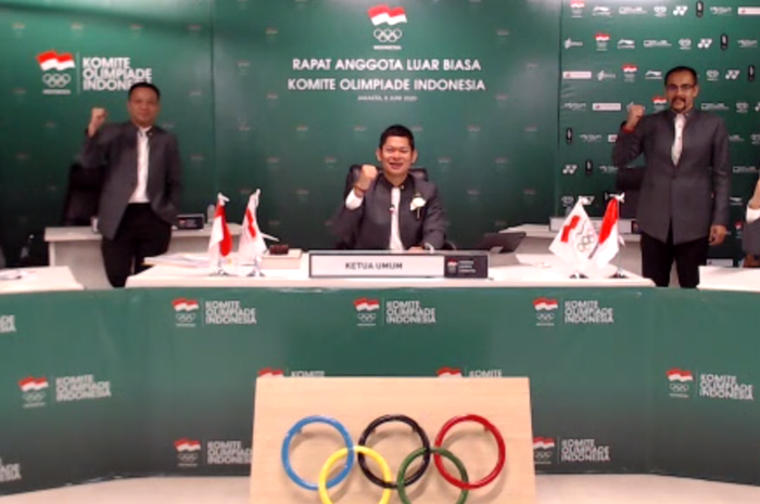 Ketua Umum Komite Olimpiade Indonesia, Raja Sapta Oktohari (tengah). 