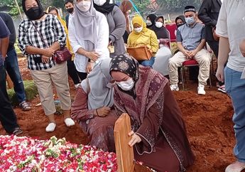 Tangis Pilu Istri Hilman Hariwijaya Iringi Proses Pemakaman Sang Penulis Novel Lupus