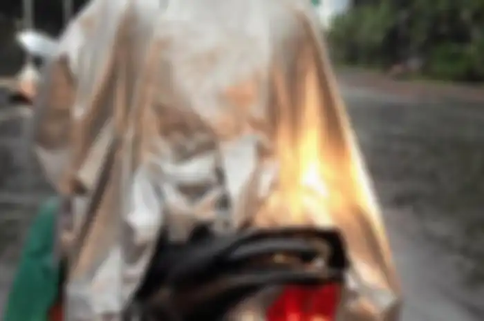 Jas hujan ponco bisa membahayakan bikers.