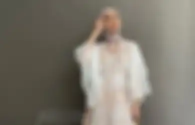 Santai hingga Kondangan, Ini 5 Ide OOTD Hijab Warna Putih yang Manis!