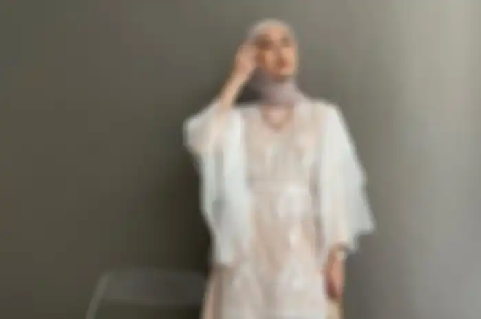 Ide OOTD hijab pakai outfit putih ala selebgram