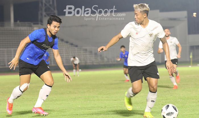 Nurhidayat Haji Haris (kiri) dan Kushedya Hari Yudo (kanan) sedang dalam duel perebutan bola dalam sesi latihan timnas Indonesia di Stadion Madya, Senayan, Jakarta, 11 Mei 2021.