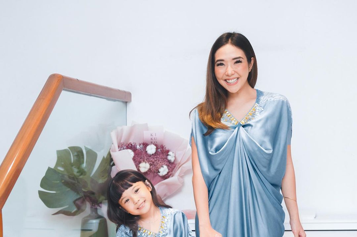 Foto Gisel yang asyik bermain bareng anak semata wayangnya, Gempi di rumah curi perhatian. Dagangan pun jadi makin laris. 