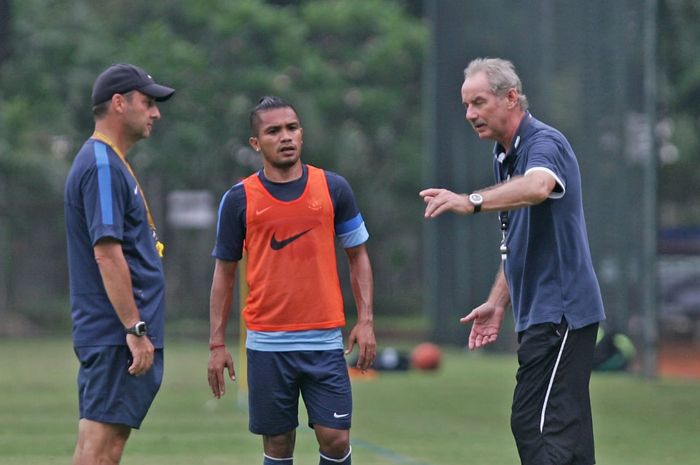 Alfred Riedl (kanan) dan Wolfgang Pikal di  latihan timnas Indonesia di Karawaci pada tahun 2014.