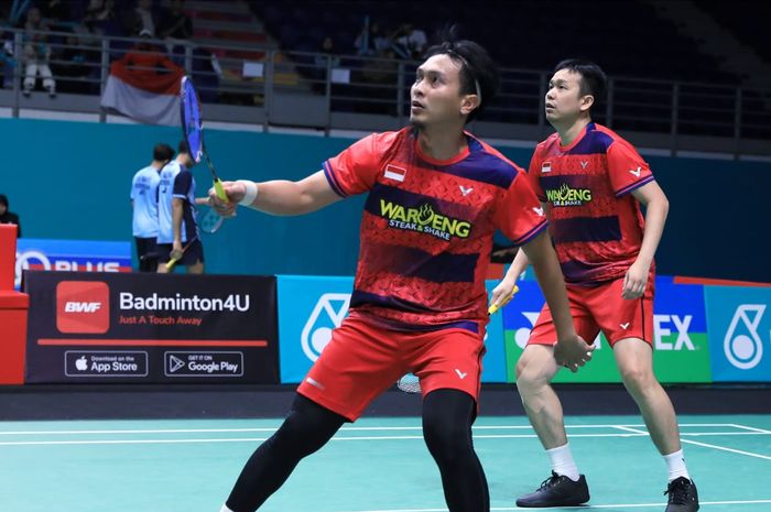 Ganda putra Indonesia, Mohammad Ahsan/Hendra Setiawan, saat bertanding pada babak pertama Malaysia Open 2023 di Axiata Arena, Kuala Lumpur, Selasa (10/1/2023).