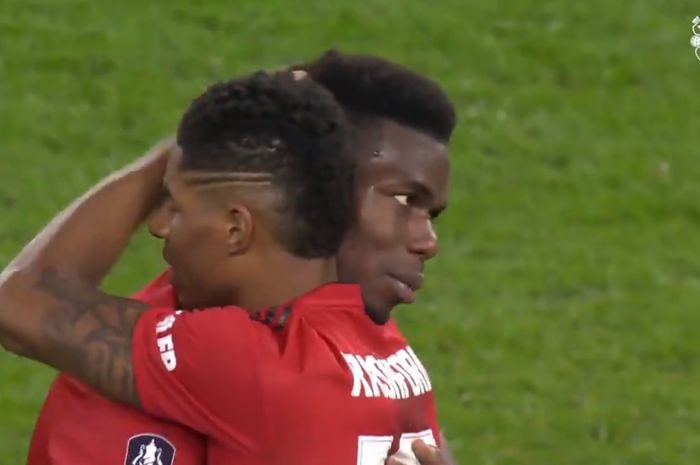 Pemain Manchester United, Paul Pogba (kanan) dan Marcus Rashford (kanan) merayakan kemenangan timnya.