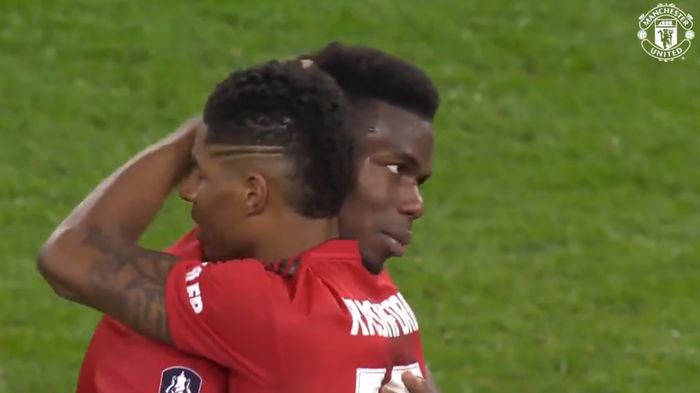 Pemain Manchester United, Paul Pogba (kanan) dan Marcus Rashford, merayakan kemenangan atas Chelsea dalam laga ronde kelima Piala FA di Stadion Stamford Bridge, Senin (18/2/2019).