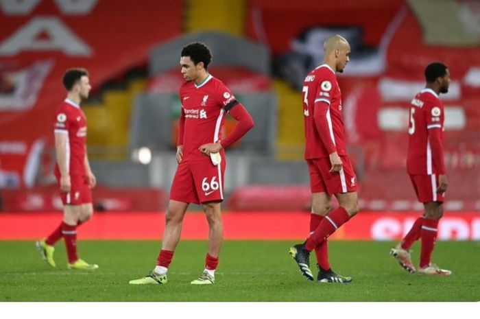 Pemain Liverpool tertunduk lesu setelah kalah dari Chelsea pada pekan ke-26.