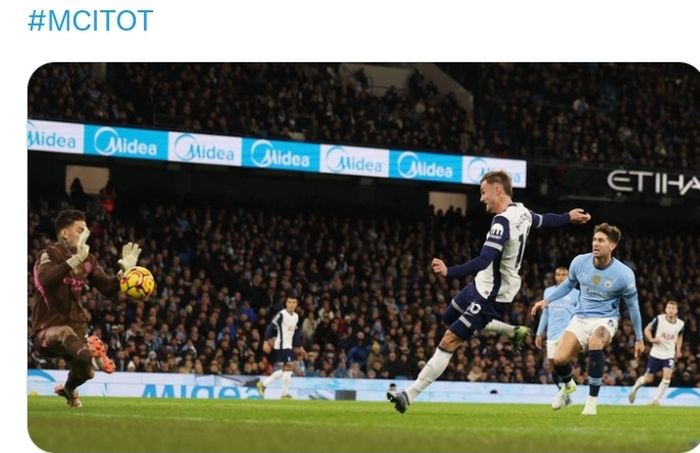 Aksi gelandang Tottenham Hotspur, James Maddison (tengah), pada laga Liga Inggris pekan ke-12 melawan Manchester City di Stadion Etihad, Sabtu (23/11/2024).