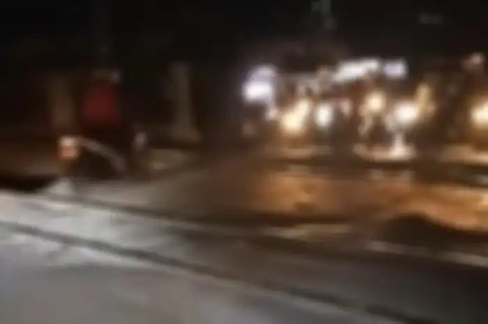 Pemotor perempuan nyaris kehilangan nyawa saat nekat menerobos palang kereta api.