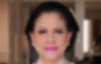 Hanya Pakai Sepatu Kets Hitam, Gaya Ibu Iriana Tunggu Presiden Jokowi Jumatan Jadi Sorotan