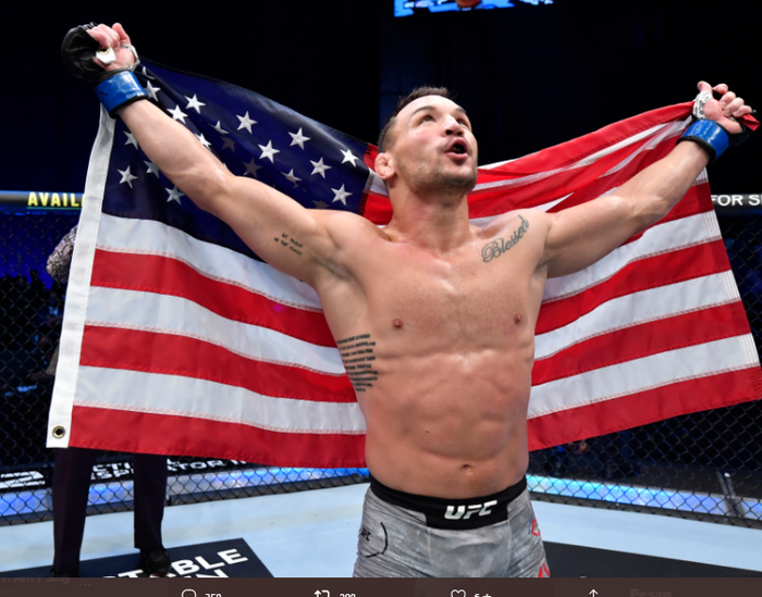 Petarung kelas ringan UFC, Michael Chandler, saat melakukan selebrasi usai menghabisi Dan Hooker pada ajang UFC 257, Minggu (24/1/2021).