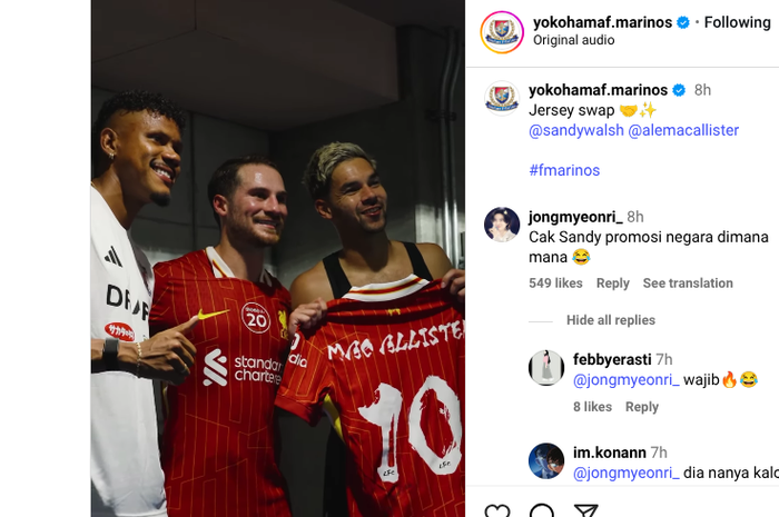 Momen bek timnas Indonesia, Sandy Walsh, tukar kostum dengan gelandang Liverpool asal Argentina, Alexis Mac Allister.