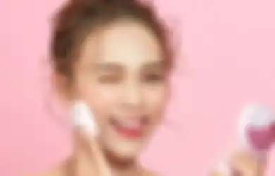 Tips Hidup Menggunakan Cushion yang Benar, Jangan Lupa Kunci dengan Bedak Tabur, Dijaman Hasil Riasan Lebih Oke!