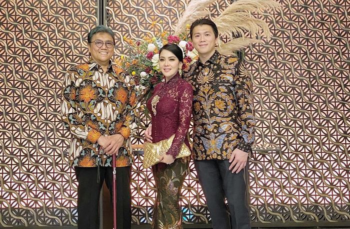 Syahrini bersama Reino Barack dan mertuanya
